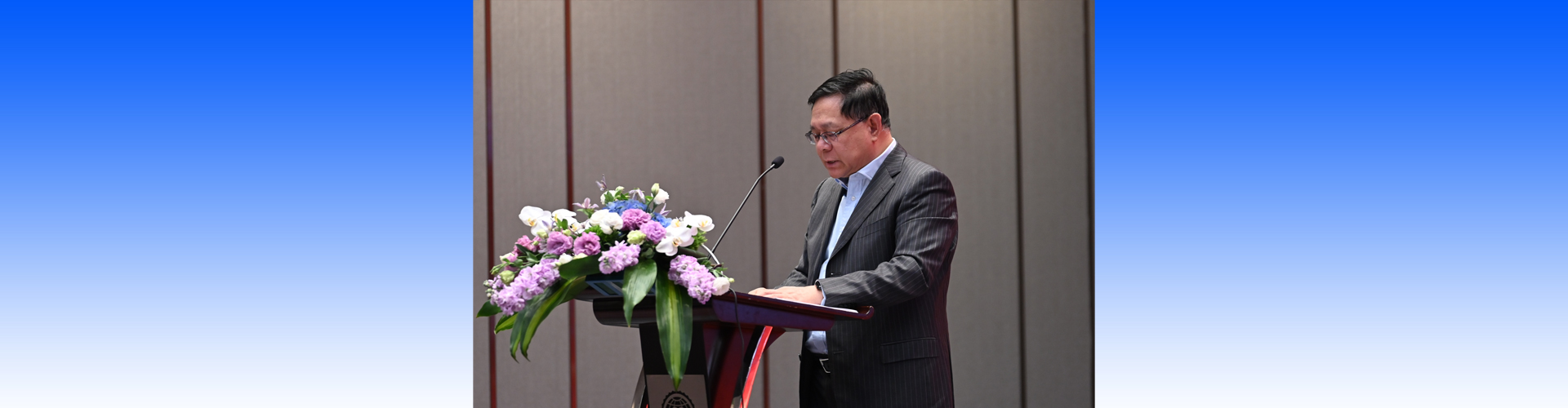 3月7日上午，郑建东会长主持十届七次理事会暨四次会员代表大会。